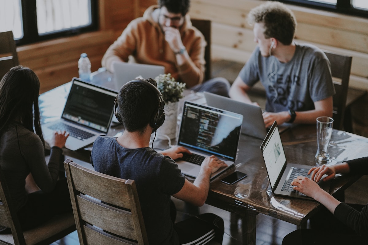 Hybrid Work Settles In: Companies Rewrite the Rules for Offices and Remote Teams
